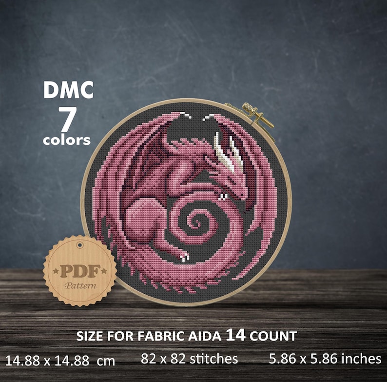 Peut inclure: Motif de point de croix d'un dragon rose avec des ailes, dans un cercle &agrave; broder. Le motif utilise 7 couleurs et est dimensionn&eacute; pour un tissu de 14,88 x 14,88 cm. Comprend le texte "DMC" et "PDF Pattern". Le motif est de 82 x 82 points.