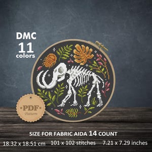 Mammutskelett Kreuzstichmuster PDF mit botanischen Elementen, modernes dunkles Stoffdesign, einfacher digitaler Download Stickdatei