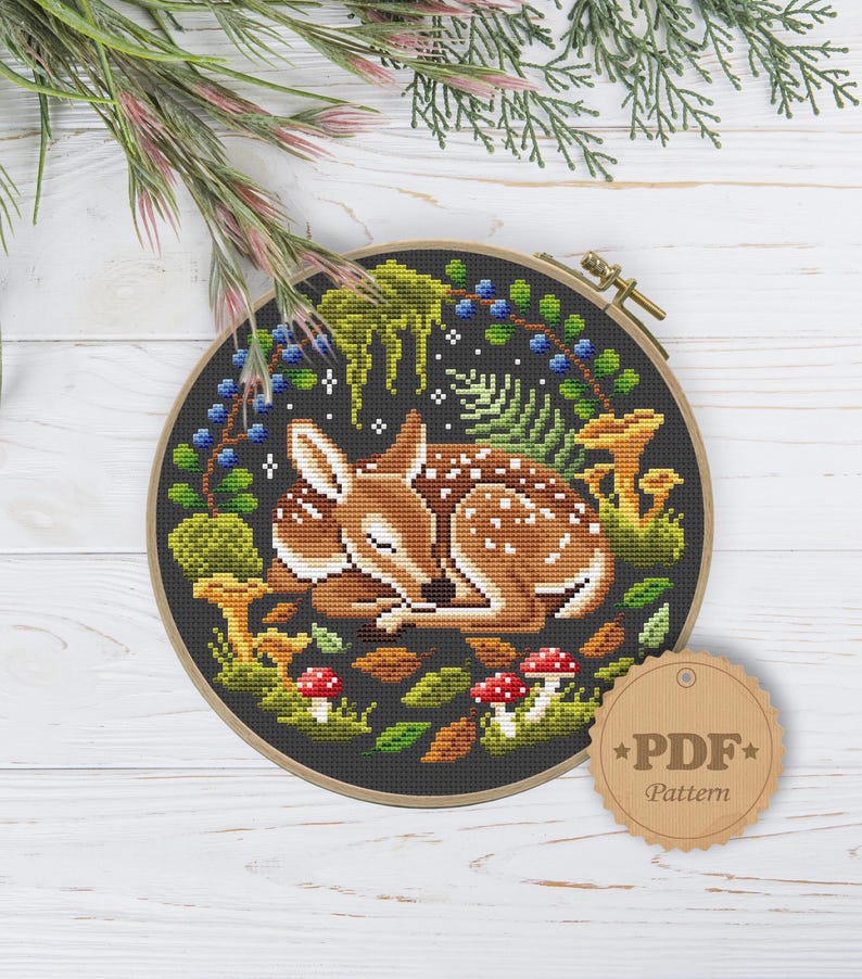 Korsstygnsmönster i PDF-format med sovande rådjur, broderi av häxiga skogshjortar och svampar, Forestcore Art bild 4