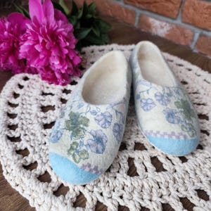 Slippers made of felt white with flowers|Natural slippers | Home shoes made of wool | Women&#39;s slippers made of natural wool