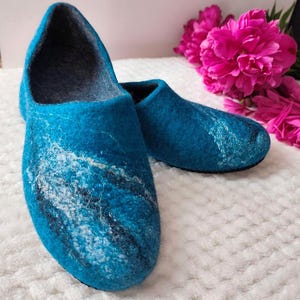 Zachte felgekleurde wolvilten handgemaakte huispantoffels, gezellige huisschoenen, comfortabel eco-schoeisel, zelfgemaakte vilten schoenen, marineblauwe pantoffels