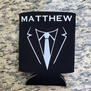 Los novios personalizados pueden enfriar, regalos de refrigerador de bebida de boda, agarre de botella de novio, manga de lata de bebida, manga de traje y corbata de bebida
