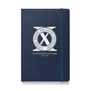以下が含まれることがあります： 「Xavier's School for Gifted Youngsters」と「Westchester, New York Since 1962」と書かれた白いロゴがついた濃い青色のノートブックです。