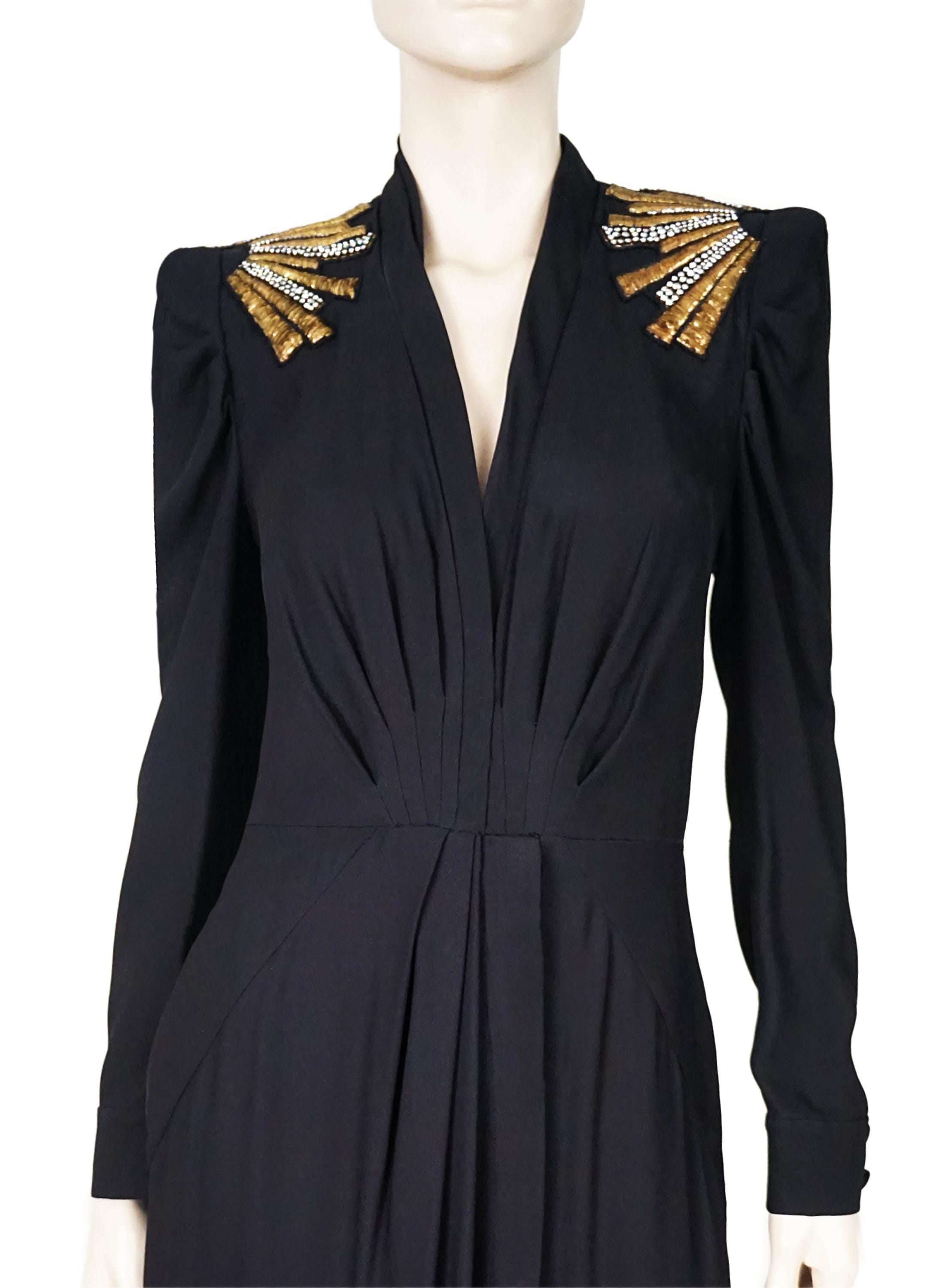 Iconico abito lungo in seta con maniche a sbuffo e gonna a ruota