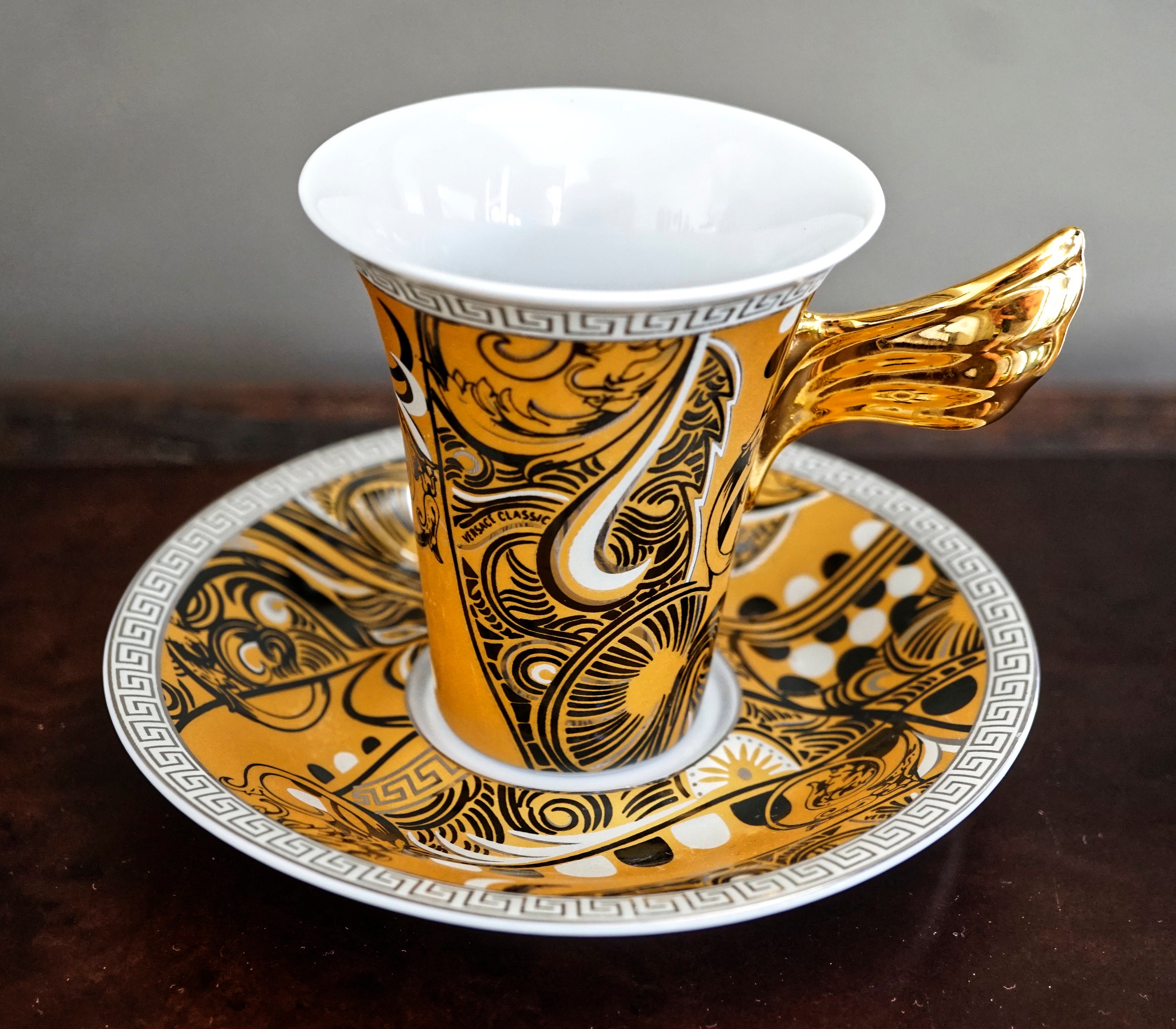 18-piece VERSACE ROSENTHAL Classic Gold Black Medusa Pattern 18-piece VERSACE ROSENTHAL Classic Gold Black Medusa Pattern