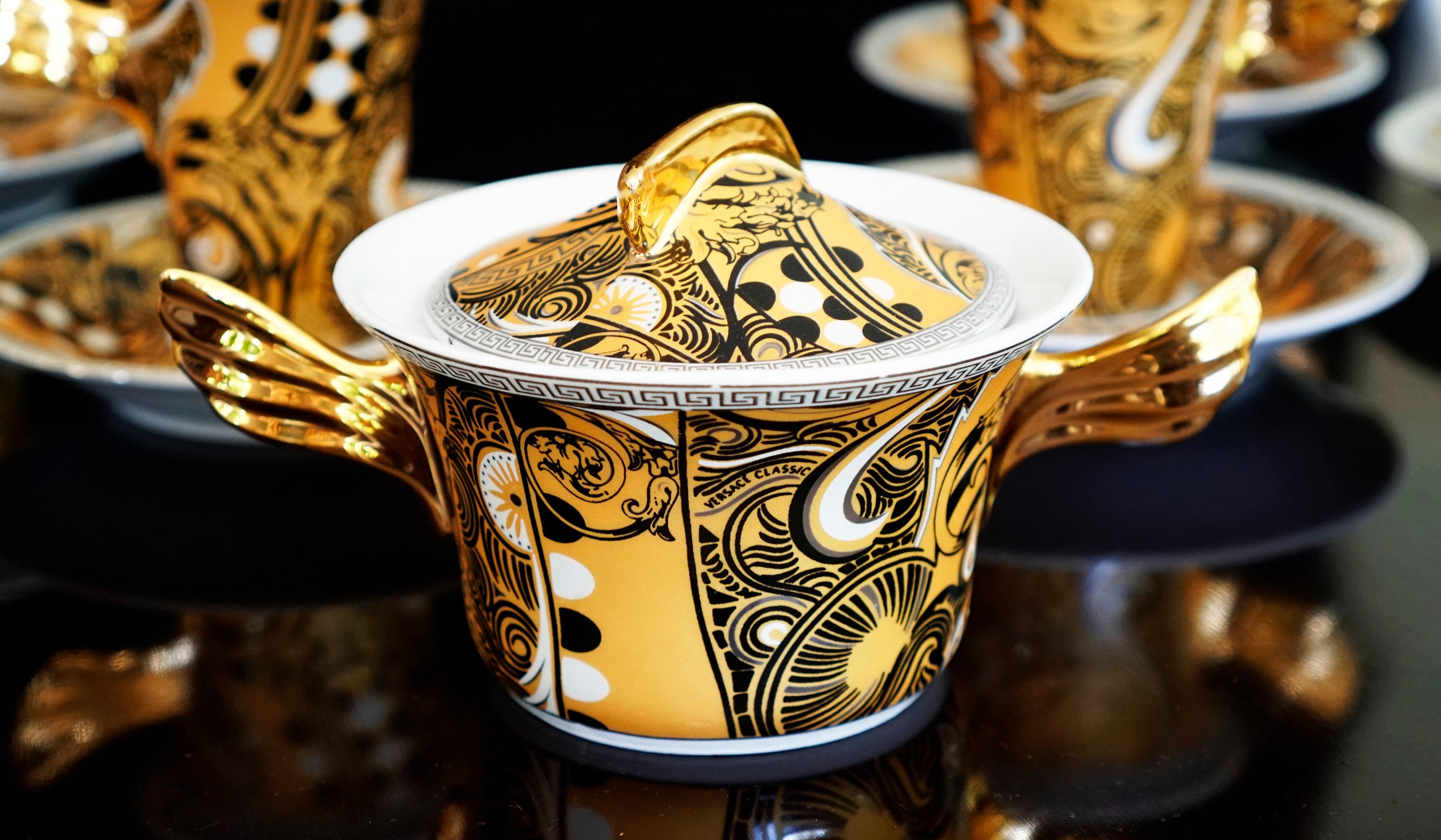 18-piece VERSACE ROSENTHAL Classic Gold Black Medusa Pattern 18-piece VERSACE ROSENTHAL Classic Gold Black Medusa Pattern