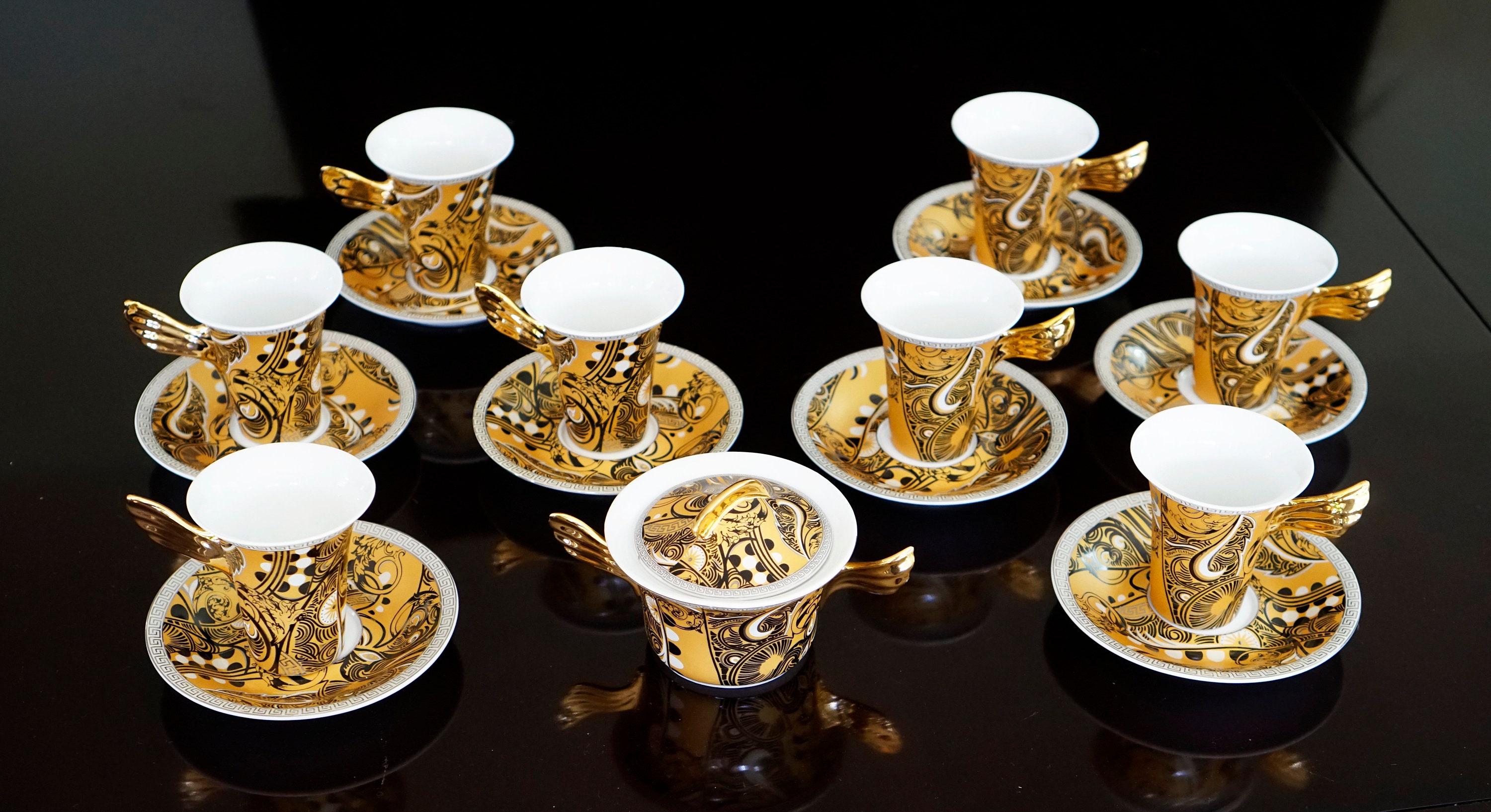 18-piece VERSACE ROSENTHAL Classic Gold Black Medusa Pattern 18-piece VERSACE ROSENTHAL Classic Gold Black Medusa Pattern