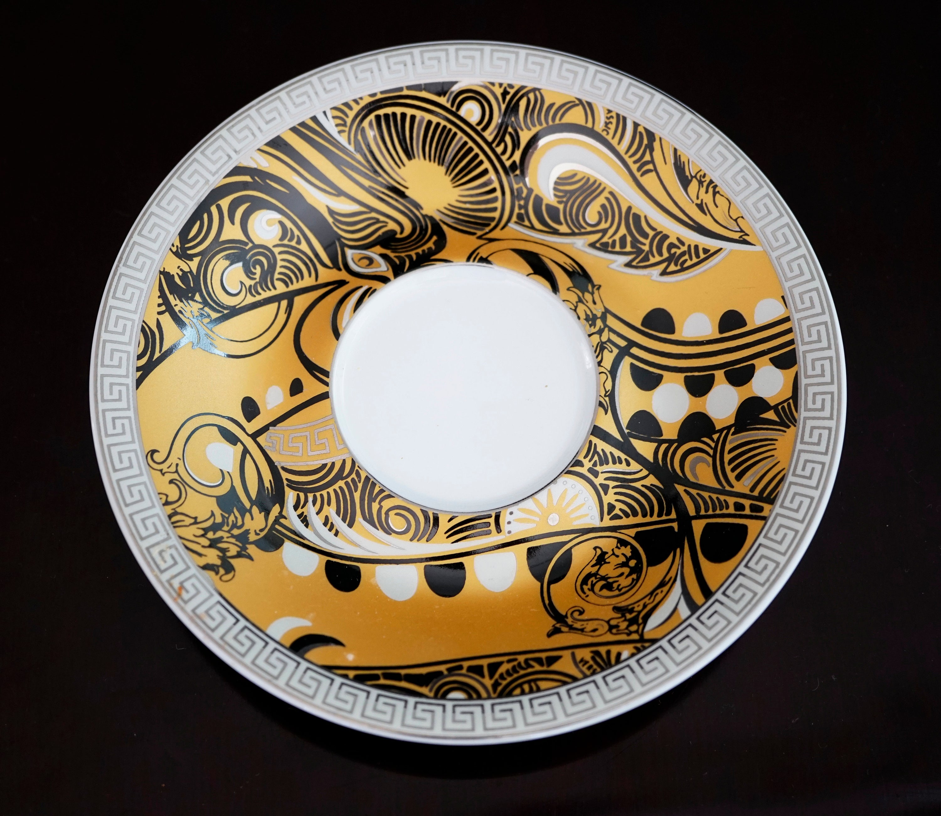 18-piece VERSACE ROSENTHAL Classic Gold Black Medusa Pattern 18-piece VERSACE ROSENTHAL Classic Gold Black Medusa Pattern