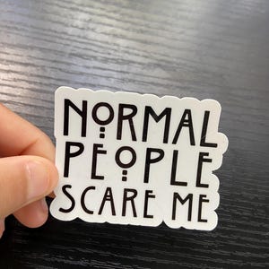 Puede incluir: Pegatina blanca con texto negro que dice "NORMAL PEOPLE SCARE ME".