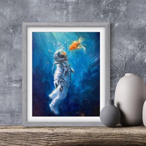 Puede incluir: Una pintura de un astronauta flotando en un océano azul y estrellado, mirando hacia arriba a un pez dorado que nada hacia él.