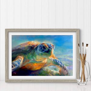 Puede incluir: Una pintura colorida de una tortuga marina nadando en el océano. La tortuga está pintada en tonos de azul, verde, amarillo y naranja. El fondo es un cielo azul brillante con nubes blancas.