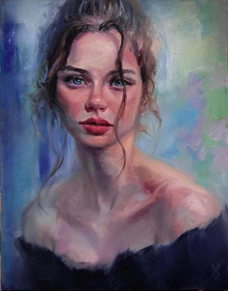 Puede incluir: Una pintura de una mujer con cabello largo y casta&ntilde;o, vistiendo un top negro de hombros descubiertos. El fondo es de un suave azul y verde.