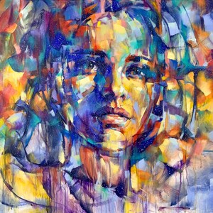Pu&ograve; includere: Dipinto astratto di un viso di donna con uno schema di colori blu, viola e giallo. Il dipinto &egrave; pieno di texture e dettagli, e gli occhi della donna sono particolarmente suggestivi.