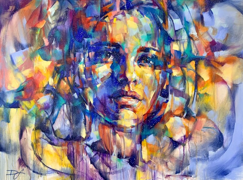 Pu&ograve; includere: Dipinto astratto di un viso di donna con uno schema di colori blu, viola e giallo. Il dipinto &egrave; pieno di texture e dettagli, e gli occhi della donna sono particolarmente suggestivi.