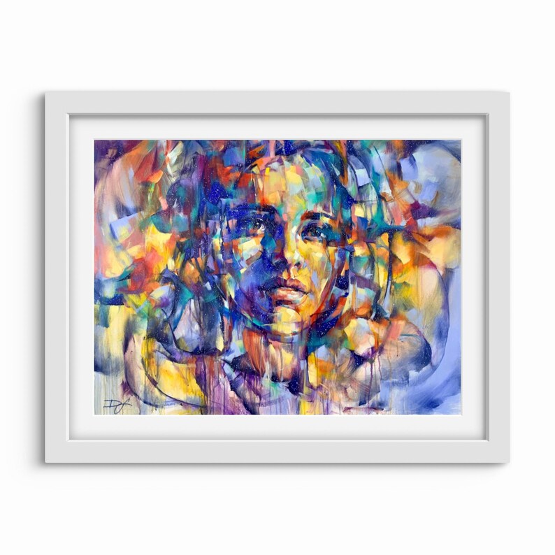 Pu&ograve; includere: Dipinto astratto di un viso di donna su uno sfondo colorato e vorticoso. Il viso della donna &egrave; dipinto in tonalit&agrave; di blu, viola e verde, con un tocco di giallo nei suoi capelli. Lo sfondo &egrave; un mix di colori vivaci, tra cui giallo, arancione, rosso e blu.