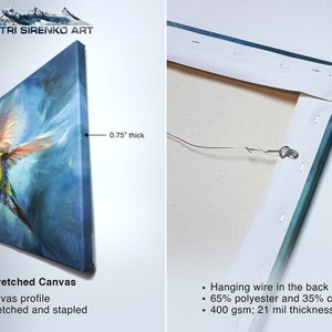 Puede incluir: Impresi&oacute;n sobre lienzo estirado de un colibr&iacute; en vuelo con fondo azul. El lienzo tiene un grosor de 1,9 cm y un alambre para colgar en la parte posterior.