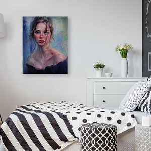 Puede incluir: Una pintura de una mujer con el pelo largo y casta&ntilde;o, que lleva un top negro de hombros descubiertos. El fondo es de un suave azul y verde.