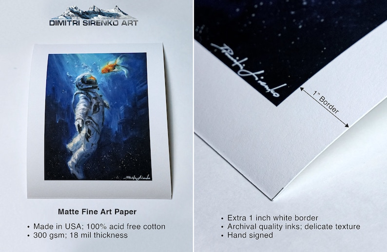Pu&ograve; includere: Una stampa d'arte su carta opaca che raffigura un astronauta che fluttua nello spazio, con un pesce rosso che nuota verso di lui. La stampa ha un bordo bianco di 2,5 cm ed &egrave; firmata a mano dall'artista, Dimitri Sirenko.