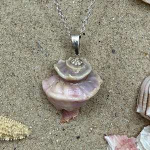 Puede incluir: Un juego de tres tazas de cerámica con un acabado mate moteado. Las tazas son en tonos crema, gris claro y gris oscuro. Cada taza tiene un diseño simple y minimalista, ideal para café o té.