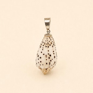 Collana con ciondolo a forma di conchiglia conica hawaiana, con sbeccature e chiazze, in argento sterling.