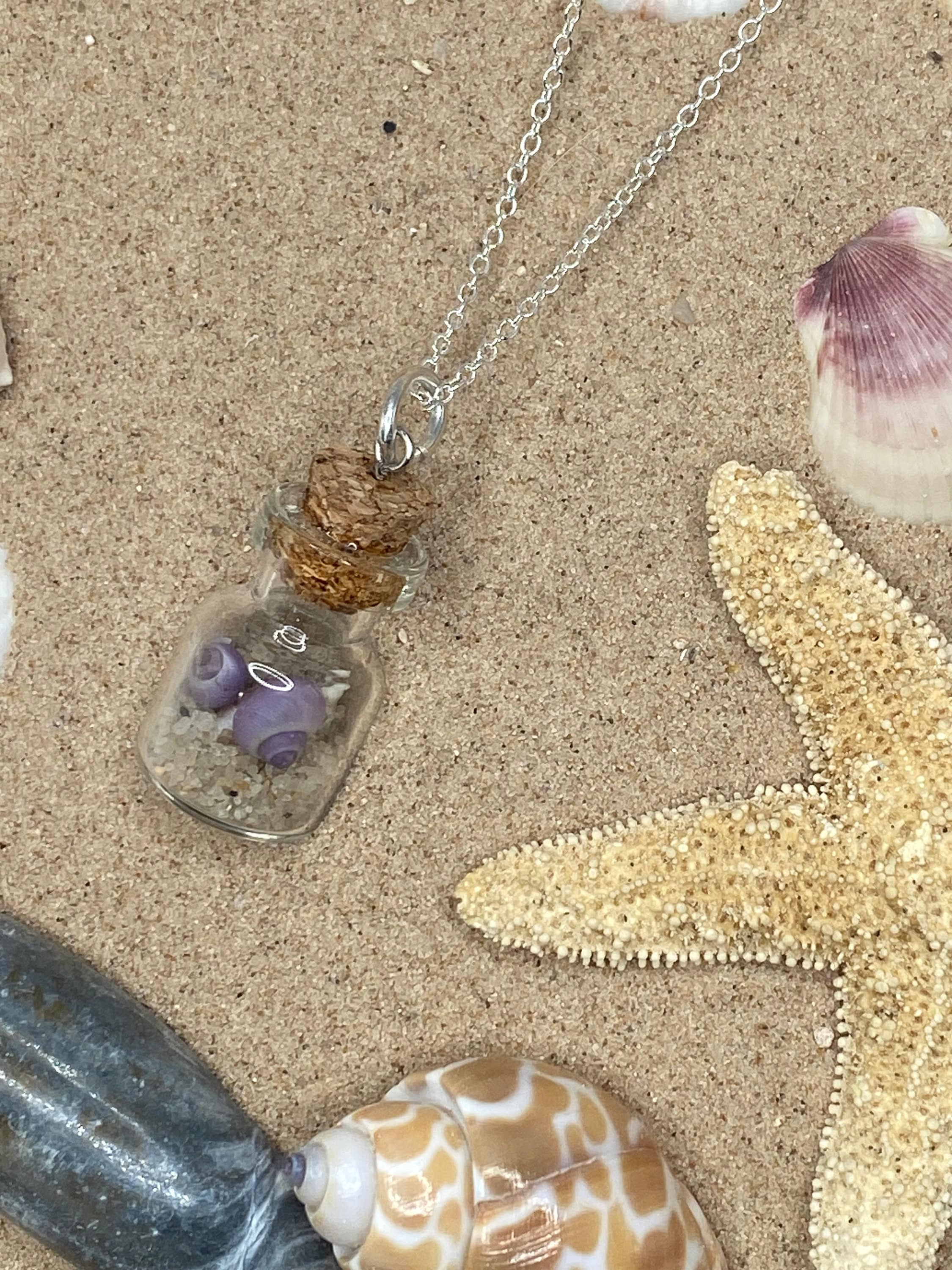 2つのJanthina JanthinaとTuritellaのボトルペンダントネックレス