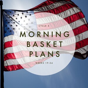 Pu&ograve; includere: Una bandiera americana sventola nel vento contro un cielo azzurro brillante. Il testo "MORNING BASKET PLANS" &egrave; sovrapposto alla bandiera, con "CYCLE 3" e "WEEKS 19-24" anch'essi visibili. Il nome dell'autore &egrave; in basso.
