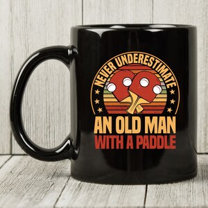 Nunca subestime uma caneca de velho, copo para jogadores de tênis de mesa, caneca de café de pingue-pongue, design de remo, caneca Whiff-Whaff, gráfico de bola de pingue-pongue