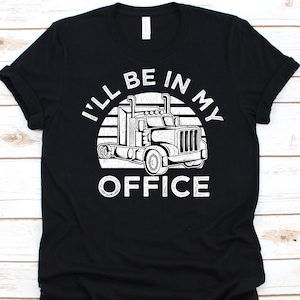 Estaré en mi camisa de oficina, regalo de conductor de camión, diseño de cabeza de camión, gráfico de camión, amantes de los camiones, camisa de camioneros, camioneta, camisa de camión