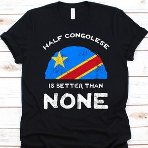 Könnte beinhalten: Schwarzes T-Shirt mit der Flagge der Demokratischen Republik Kongo. Das Shirt zeigt den Text "HALF CONGOLESE IS BETTER THAN NONE" in Weiß mit einer Used-Optik. Die Flagge ist blau mit einem gelben Stern und einem rot-gelben Streifen.