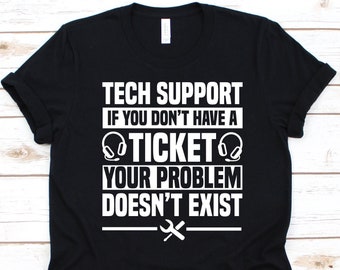 Könnte beinhalten: Schwarzes T-Shirt mit weißem Text: "TECH SUPPORT IF YOU DON'T HAVE A TICKET YOUR PROBLEM DOESN'T EXIST." Das Design beinhaltet Headset-Symbole und einen Schraubenschlüssel.