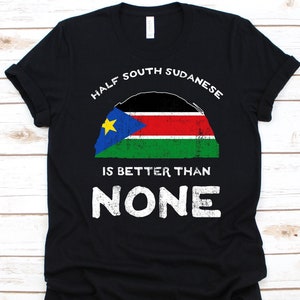 Halb Südsudanese ist besser als keines Shirt, Flagge des Südsudan, Republik Südsudan, doppeltes Staatsbürgerschaftshemd, doppeltes Nationalitätsgeschenk