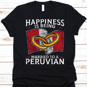 La felicità è sposarsi con una camicia peruviana, regalo per una moglie o un marito peruviano, bandiera del Perù, fede nuziale, regalo di anniversario, Perù