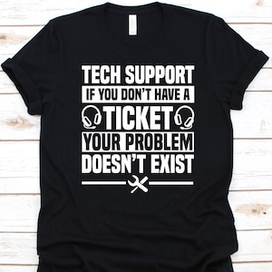 Puede incluir: Camiseta negra con texto blanco: "TECH SUPPORT IF YOU DON'T HAVE A TICKET YOUR PROBLEM DOESN'T EXIST." El diseño incluye iconos de auriculares y una llave inglesa.