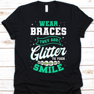 Tragen Sie Zahnspangen, sie verleihen Ihrem Lächeln-Shirt Glitzer, cooles Kieferorthopäden-Design, Geschenk für Zahnärzte, Zahnheilkunde, Kieferorthopädie-Grafik, Zahnspange