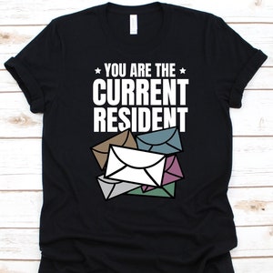 Camisa do residente atual, design legal do carteiro, transportador rural, presente para carteiro, gráfico do carteiro, camiseta com envelope de correio, carteiro