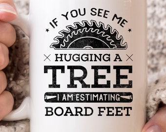 Als je me ziet knuffelen een boom ik ben het schatten van Board Feet Mok, Woodworking Coffee Cup voor timmerlieden, houtbewerker cadeau voor houthakker Klusjesman