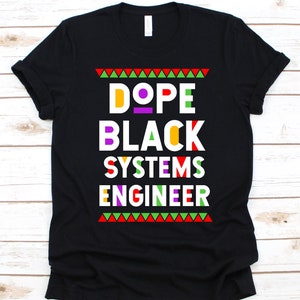 Könnte beinhalten: Schwarzes T-Shirt mit dem Text "DOPE BLACK SYSTEMS ENGINEER" in weißen, gelben, grünen, lila und roten Blockbuchstaben. Das Design enthält farbenfrohe geometrische Muster über und unter dem Text.