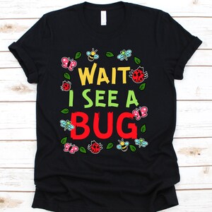 Warten Sie, ich sehe einen Bug, Bug Shirt, Lady Bug Shirt, Insekt Shirt, Liebe Bug Shirt, Entomologie Shirt, Bug Sammeln, Bug Sammler Shirt