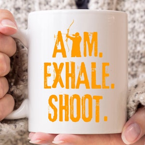 Aim ausatmen Schießen Becher, Bogenschießen Spieler und Coach Geschenkidee, lustige Bogenschießen Kaffeetasse, Bogen und Pfeil Ziel Schießen Geschenk für Bogenschütze