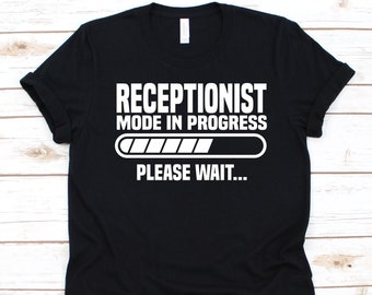 Rezeptionist Mode in Progress Bitte warten Shirt, Geschenk für Rezeptionisten, Willkommensgrüsser Design, Person an der Rezeption, Information Clerk T-Shirt