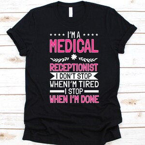 Soy una recepcionista médica No paro camisa, regalo para recepcionista, diseño de bienvenidas, persona de recepción, asistente de oficina, trabajador administrativo