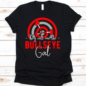 Sie nennen mich The Bullseye Gal Shirt, Lustiges Dart Shirt, Geschenk für Dartist Frauen, Dart-Werfen Tshirt, Dart Liebhaber Shirt, Ziel, Ziel schießen
