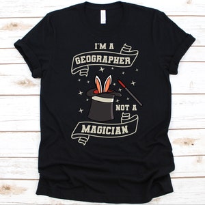 I'm A Geographer Not A Magician Shirt, Geschenk für Geographen, Erdwissenschaften T-Shirt, Geographie Liebhaber Design, Physische Geographie, Magier T-Shirt