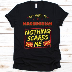 My Wife Is Mazedonisch Nothing Scares Me Shirt, Flagge Von Nordmazedonien, Jahrestag Geschenk für Mann, Ehe Shirt, Mazedonische Frau Shirt