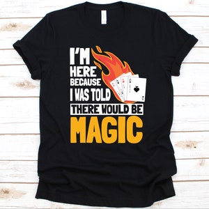 Estoy aquí porque me dijeron que habría camisa mágica, regalo de magos, camisa de mago, gráfico de naipes, amante de la magia, diseño ilusionista