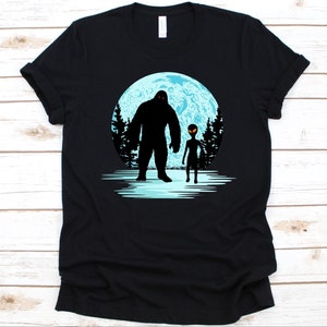 Bigfoot And Alien Shirt, Ape-Like Creatures Design For Men And Women, Large Footprints Shirt, Sasquatch Graphic, Skunk Apes, Alien Shirt