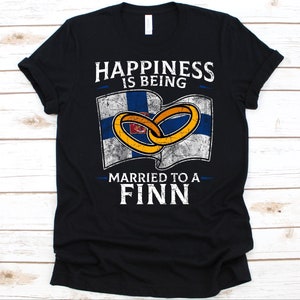 Happiness Is Being Married to A Finn Shirt, Geschenk für Finnen, Flag Of Finland Design, Hochzeitsring Grafik, Jubiläumsshirt, Paar T-Shirt