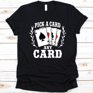Elige una carta Cualquier camisa de cartas, Diseño de mago, Amante de la magia, Ilusionista, Magia de escenario, Magia de cerca, Trucos de magia, Mago, Camiseta de naipes