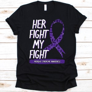 Her Fight My Fight Shirt, Geschenk für Morquio-Syndrom Kämpfer, Morquio-Syndrom, seltener zustand, lila Bewusstseinsband, MPS IV