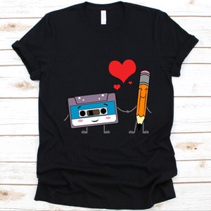 Kassettenband mit Bleistift Shirt, Boombox Design, Kassettenspieler, Kassettenrekorder, Walkman Liebhaber Shirt, Radiokassette, Musikspieler